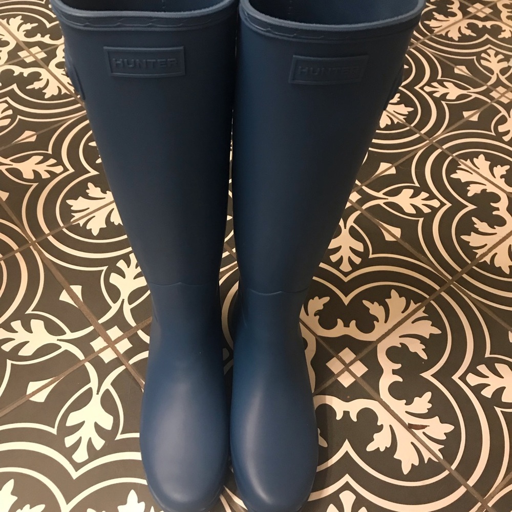 Hunter Refined Tall Waterproof Rain Boot (worn once) comes in original box.